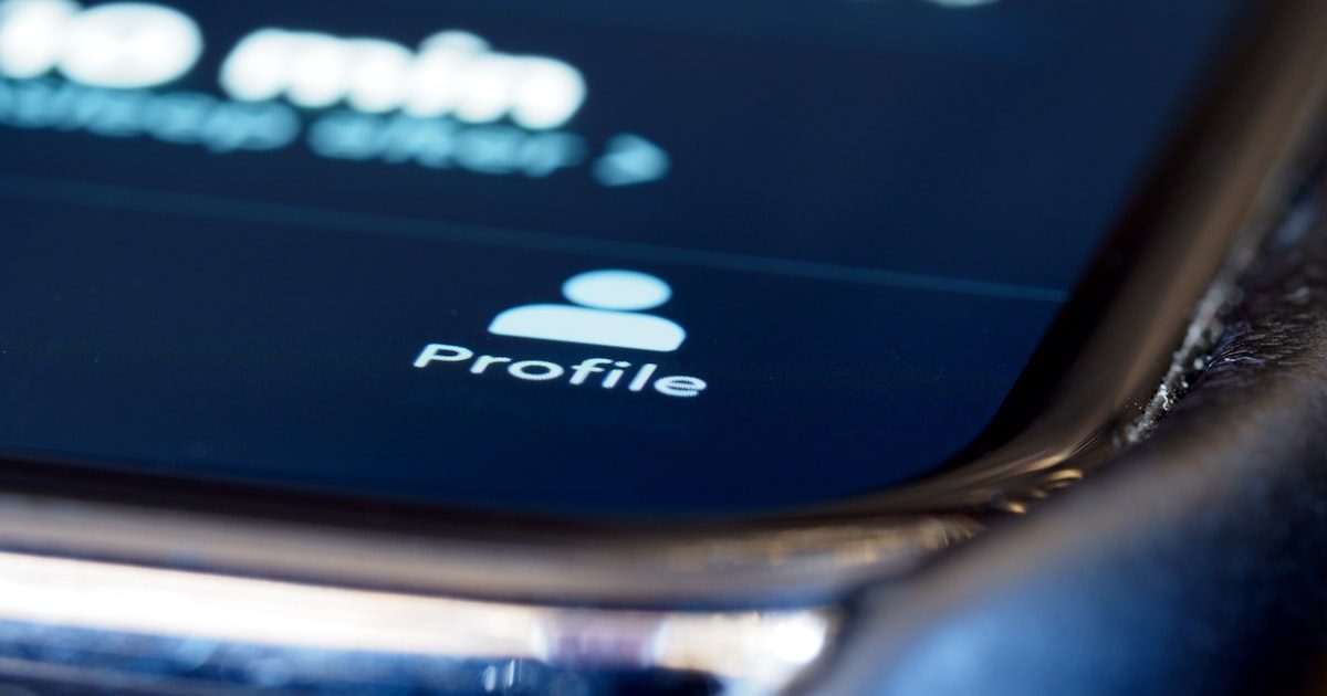Mobile device displaying personalized content based on user location
